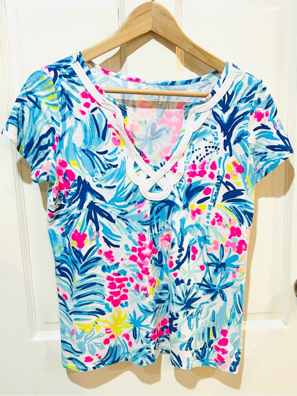 Lilly Pulitzer Floral V-Neck Embroidered Tee Summer Vacation Resortwear Size S